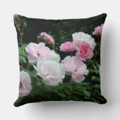 ピンクかわいらしと白のバラの花。フローラ写真 クッション (裏面)
