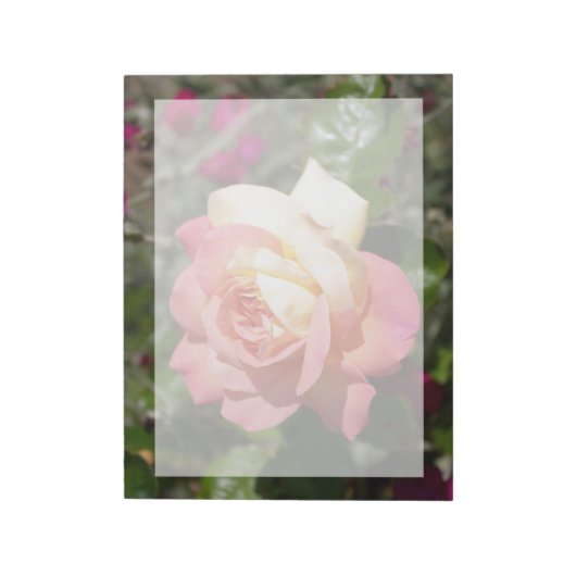 ピンクかわいらしと黄色のバラの花。フローラ ノートパッド (回転)