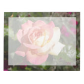 ピンクかわいらしと黄色のバラの花。フローラ ノートパッド (正面)