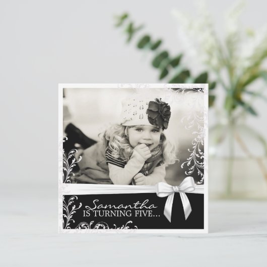 ピンクかわいらしと黒の誕生日パーティーの招待 招待状 (スタンド正面)