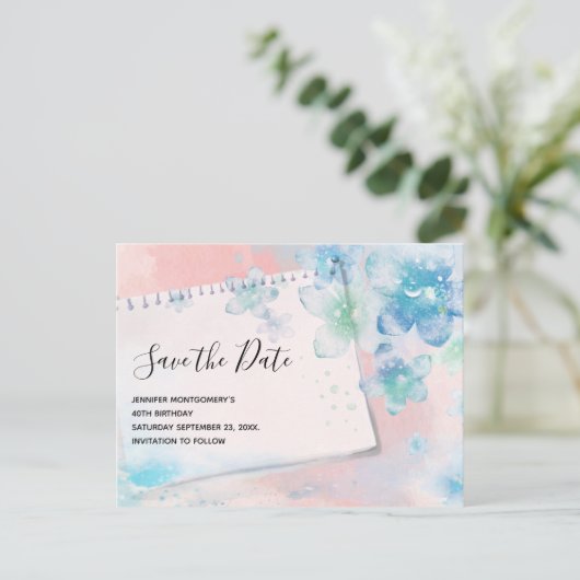 ピンクかわいらしに青い花の日付を保存 インビテーションポストカード (スタンド正面)