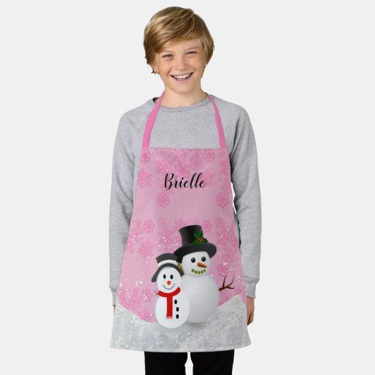 ピンクかわいらしのクリスマス雪だるまパーソナライズされたキッズ エプロン (着用した状態)