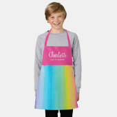 ピンクかわいらしのストラップ付き水彩虹 |名前 エプロン (着用した状態)