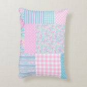 ピンクかわいらしのバラフェイクパッチワーク枕 アクセントクッション (裏面(縦))