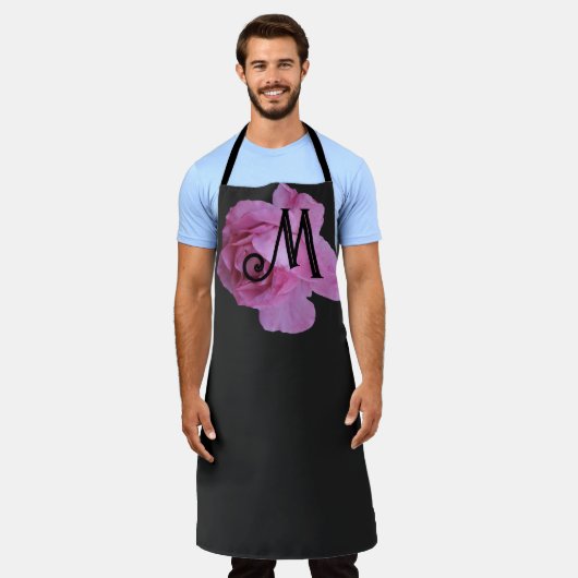 ピンクかわいらしのバラMモノグラムのカスタマイズ可能なフローラ エプロン (着用した状態)