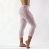 ピンクかわいらしのレースは繊細に見える カプリレギンス