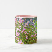 ピンクかわいらしのワイルドフラワー、川、自然花 マグカップ (中央)