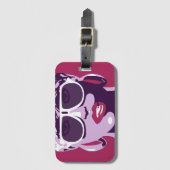 ピンクかわいらしの口紅を持つ女性 ラゲッジタグ (正面縦)