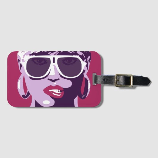 ピンクかわいらしの口紅を持つ女性 ラゲッジタグ (正面横)