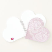 ピンクかわいらしの木レースのハート形結婚の ノートブック (内部)