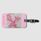 ピンクかわいらしの水色の女の子の名絵画前のユリ ラゲッジタグ (正面横)
