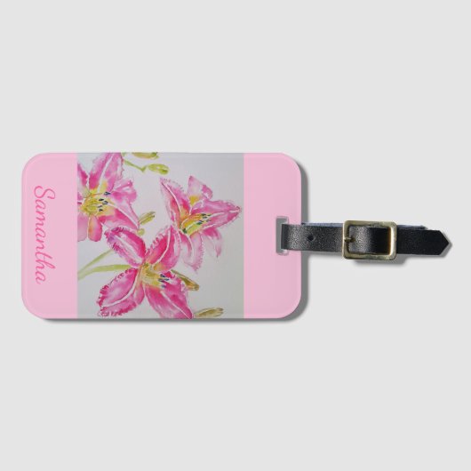 ピンクかわいらしの水色の女の子の名絵画前のユリ ラゲッジタグ (正面横)