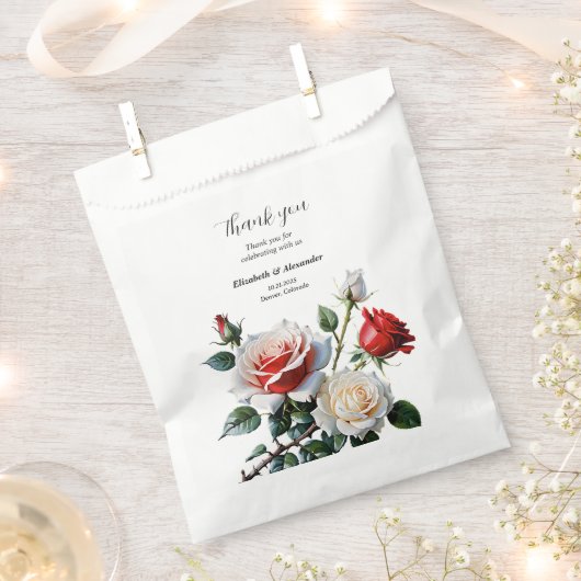 ピンクかわいらしの白い赤いバラのフローラ結婚 フェイバーバッグ (クリップ留めされた状態)