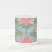 ピンクかわいらしの睡蓮と青いトンボ フロストグラスマグカップ (中央)