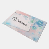 ピンクかわいらしの背景に青い花へようこそ ドアマット (アングル)