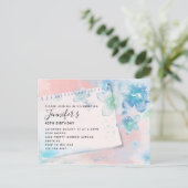 ピンクかわいらしの背景に青い花誕生日 インビテーションポストカード (スタンド正面)