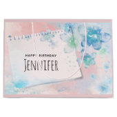 ピンクかわいらしの背景に青い花誕生日 ラージペーパーバッグ (正面)