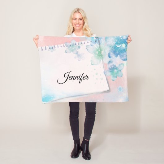 ピンクかわいらしの背景に青い花 フリースブランケット (インサイチュ)