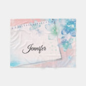 ピンクかわいらしの背景に青い花 フリースブランケット (正面(横))