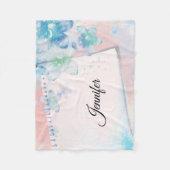 ピンクかわいらしの背景に青い花 フリースブランケット (正面)