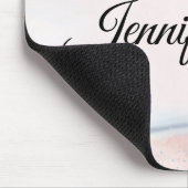 ピンクかわいらしの背景に青い花 マウスパッド (コーナー)