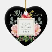 ピンクかわいらしの花初めてのクリスマスオンブラック セラミックオーナメント (裏面)