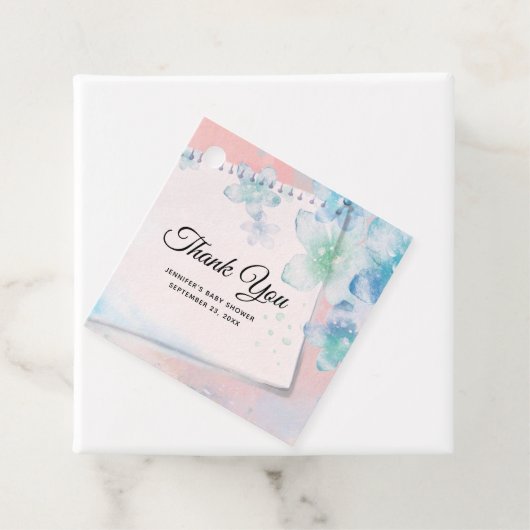 ピンクかわいらしの赤ちゃんシャワーに青い花 フェイバータグ (インサイチュ)