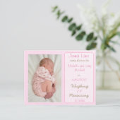 ピンクかわいらしの赤ちゃん女の子の誕生発表葉書 案内ポストカード (スタンド正面)