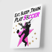 ピンクかわいらしの遊サッカーデザイン スクエア壁時計 (傾斜)