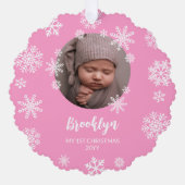 ピンクかわいらしの雪片ベビーガールの第1クリスマス オーナメントカード (正面)