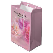 ピンクかわいらしカーネシスタイリッシュス写真誕生日 ミディアムペーパーバッグ (裏面アングル)