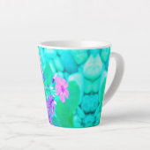 ピンクかわいらしガーデンフロックスフラワーオンアクアマリン カフェラテマグ (右アングル)