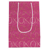 ピンクかわいらしガーリー金ゴールドグラムXOXO ミディアムペーパーバッグ (裏面)