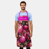 ピンクかわいらしクリスマスオーナメントの雪の結晶 エプロン (着用した状態)