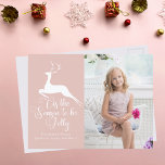ピンクかわいらしクリスマストナディアシックなフォトホリデー ポストカード<br><div class="desc">白い鹿エレガントがクリスマスの言葉を飛び交う季節は、この美しい休日のカーすてきドの上にある。豪華な書クラシック道にトナカイとかわいらしあなたの家族の写真が、この素敵なピンクのグリーティングカードの正面を満たすエレガンス。裏は2枚目の写真でメッセージカスタムが入る。</div>