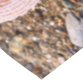 ピンクかわいらしシーシェルオンザストーニービーチカスタム ロングテーブルランナー (コーナー)