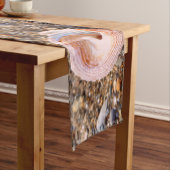 ピンクかわいらしシーシェルオンザストーニービーチカスタム ロングテーブルランナー (インサイチュ)