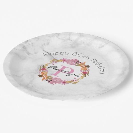 ピンクかわいらしフローラリースモノグラム誕生日 ペーパープレート (アングル)