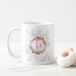 ピンクかわいらしフローラリースモノグラム コーヒーマグカップ