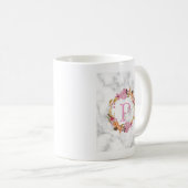 ピンクかわいらしフローラリースモノグラム コーヒーマグカップ (正面右)