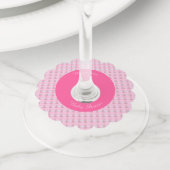ピンクかわいらしベビーガールカスタムビー赤ちゃんシャワー ワイングラスタグ (クローズアップ)
