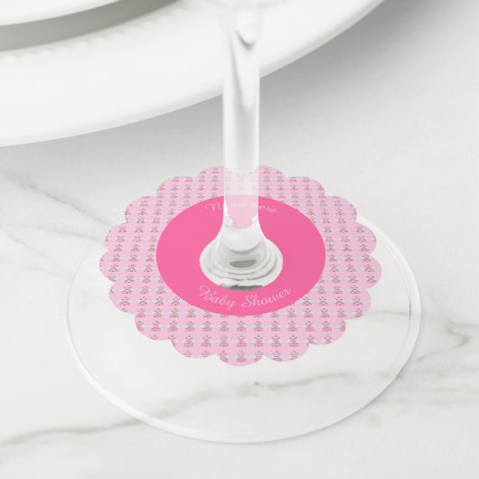 ピンクかわいらしベビーガールカスタムビー赤ちゃんシャワー ワイングラスタグ (クローズアップ)