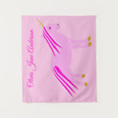 ピンクかわいらしベビーガールユニコーン名前をカスタムする子供部屋 タペストリー (正面)