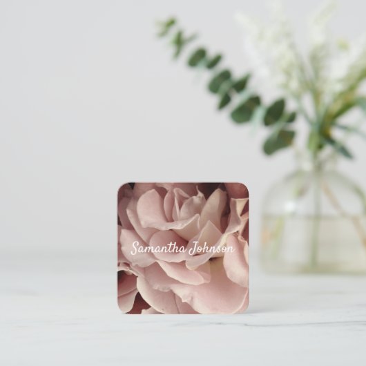ピンクかわいらしローズ花びら両面カスタム型 スクエア名刺 (スタンド正面)