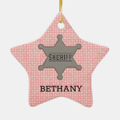 ピンクかわいらし女性のカーボーイ（茶色の髪）とシャーシフスバッジ セラミックオーナメント (裏面)