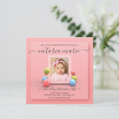 ピンクかわいらし色の最初の誕生日フォトバルーン 招待状 (スタンド正面)