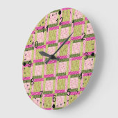 ピンクかわいらし色の緑のパッチワーク正方形キルトパターン ラージ壁時計 (傾斜)