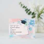 ピンクかわいらし色の花を背景に卒業 インビテーションポストカード (スタンド正面)