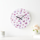 ピンクかわいらし蝶名前をカスタムする ラージ壁時計 (ホーム)