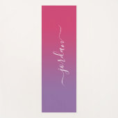 ピンクかミニマルら紫のグラデーションの白いスクリプト名 ヨガマット (正面)